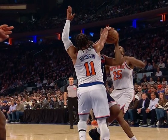 开云官网-被防得很难受！哈登一对一强攻 遭布伦森生切