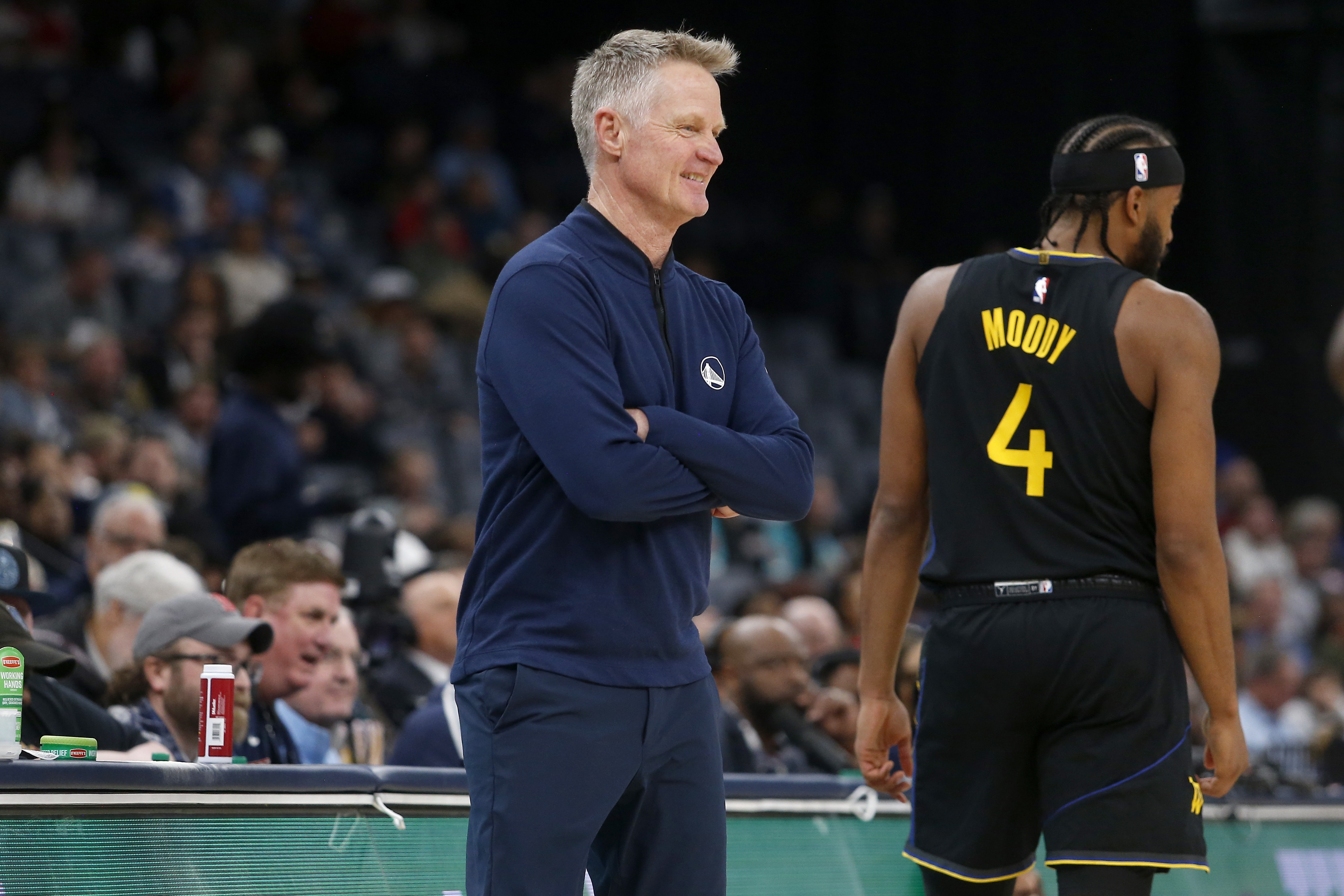 开云app-科尔谈穆迪拄拐现身主场：见到他回来非常开心 大伙儿也很兴奋